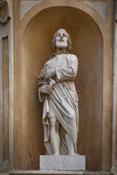 Statua di San Pietro sulla facciata della Cattedrale